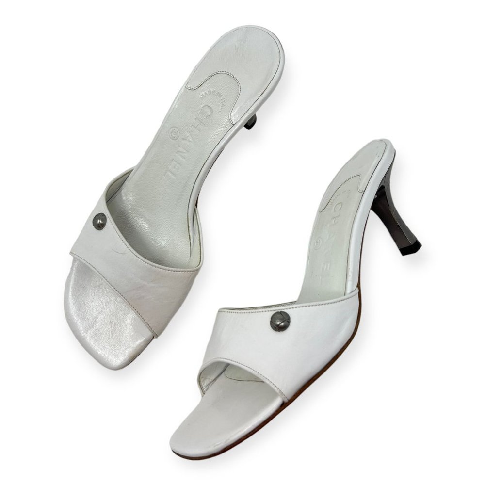 CHANEL White Leather CC Logo Slide Sandals